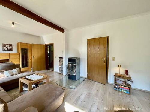 Das Wohnzimmer hat 2 Türen - 
