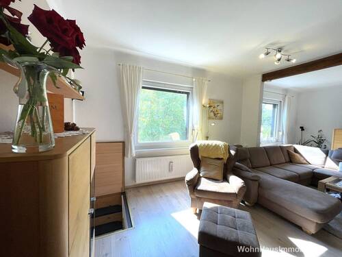 Wohnzimmer mit Zugang zum Souterrain - 