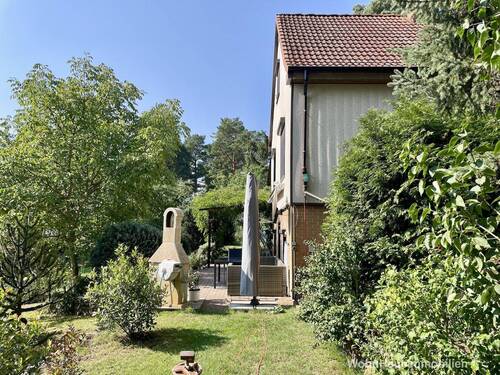 Hauptebene mit Terrasse und Zugang zum Haus - 