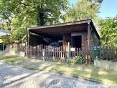 Ein großer Carport mit Schuppen - 