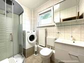 Badezimmer mit Dusche und Fenster - 