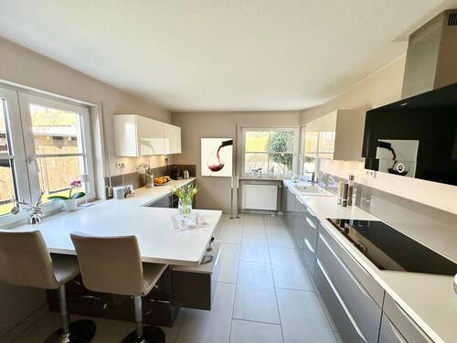 große Wohnküche mit exklusiver Einbauküche - 