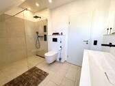 neuwertiges Bad im Obergeschoss - 