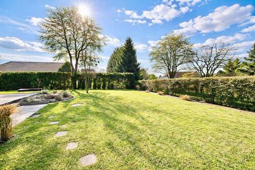sehr schöner großer Garten - 6 Zimmer Einfamilienhaus zum Kaufen in Dresden