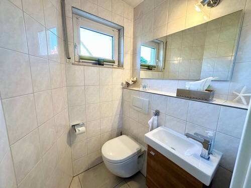 Gäste-WC im Eingangsbereich - 