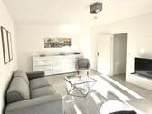 Wohnzimmer - Zentral gelegene, sanierte City-Wohnung mit separatem Tiefgaragenplatz – Top-Lage nahe Steinplatz, sofort beziehbar.