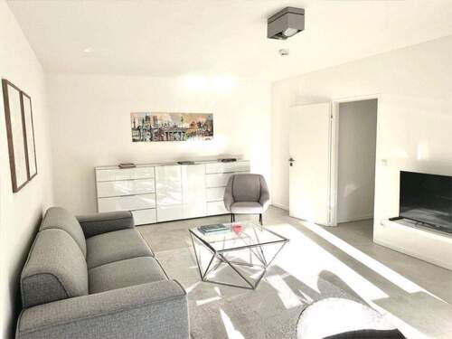 Wohnzimmer - Zentral gelegene, sanierte City-Wohnung mit separatem Tiefgaragenplatz – Top-Lage nahe Steinplatz, sofort beziehbar.