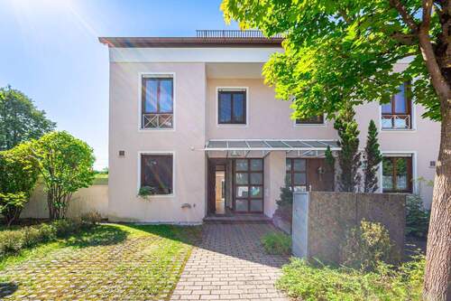 Eingangsseite - 5 Zimmer Reihenendhaus zur Miete in Germering