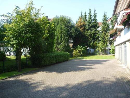 Garten mit Zufahrt Garage - 