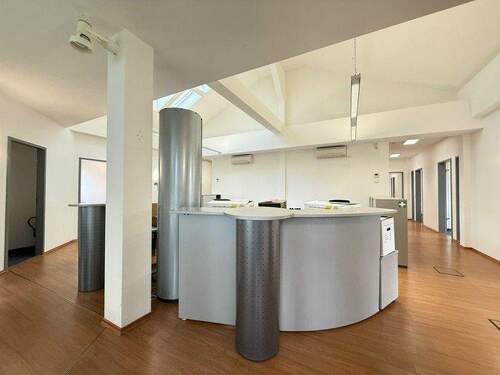 Empfangsbereich Bild 1 - Büro mit 733,40 m&sup2; in Lauf zur Miete
