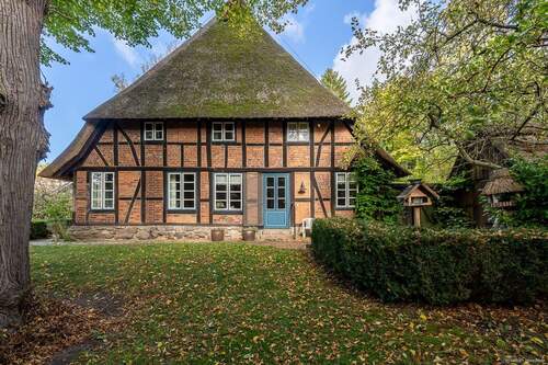 seitliche Gartenansicht - 8 Zimmer Bauernhaus, Landhaus in Eutin / Fissau
