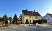 Haus vorne - Einfamilienhaus in Erfurt - 1.000 m² großes Grundstück in attraktiver Lage mit Entwicklungspotenzial!