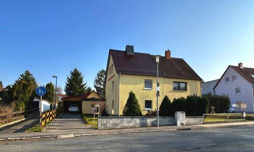 Haus vorne - Einfamilienhaus in Erfurt - 1.000 m² großes Grundstück in attraktiver Lage mit Entwicklungspotenzial!