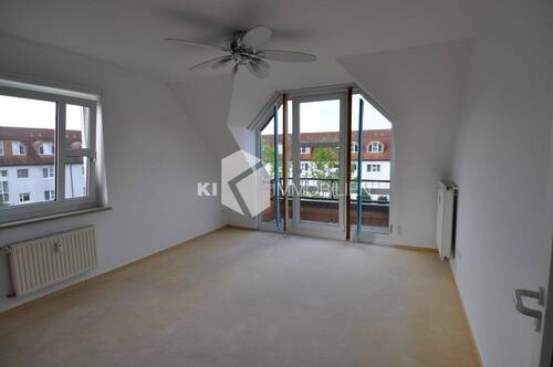 2 Zimmer WE-Wohnzimmer mit Loggia - Wohnen im Grünen: 2-Zimmer-Dachgeschosswohnung mit Loggia und Einbauküche