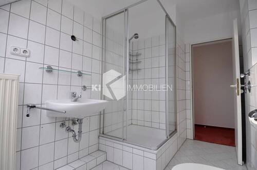 Bad mit Dusche - 