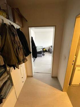Eingangsbereich mit Blick Richtung Wohnzimmer - 1 Zimmer Etagenwohnung in Mannheim