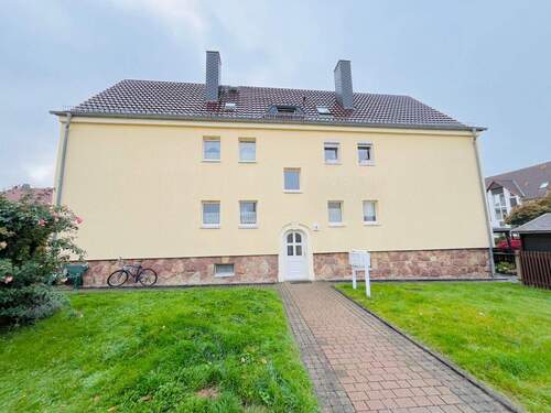 Hausansicht vorn - Charmante 3-Raum-Wohnung mit Gartenanteil in ruhiger, zentraler Lage von Mügeln