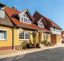 Platz für Träume: Saniertes Fachwerkhaus mit Stallungen und Gartenparadies in Querenhorst