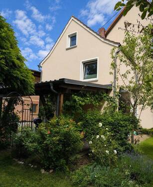Außenansicht Garten - Modernisierte Doppelhaushälfte mit liebevollem Garten, Bachzugang und Doppelgarage in Hutschdorf