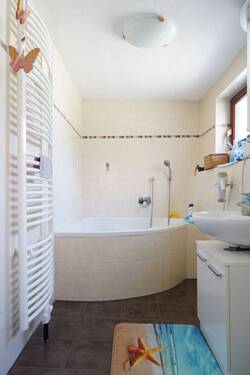 Tageslichtbad mit Wanne - 