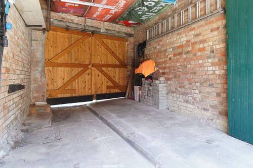 Garage / Durchfahrt zum Garten - 
