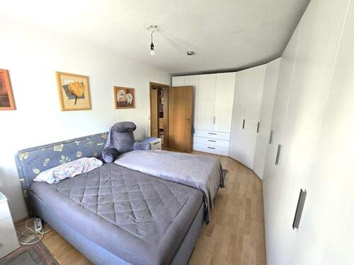...helles Schlafzimmer mit Einbauschrank - 3 Zimmer Etagenwohnung zum Kaufen in Penzberg