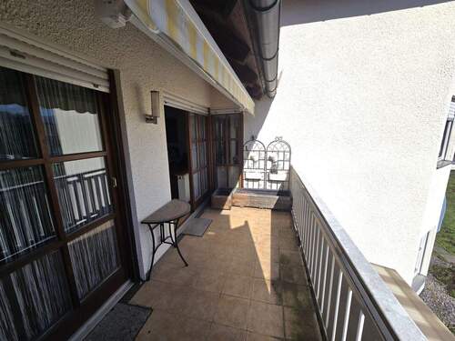 großzügiger Süd-Balkon mit Markiese - 