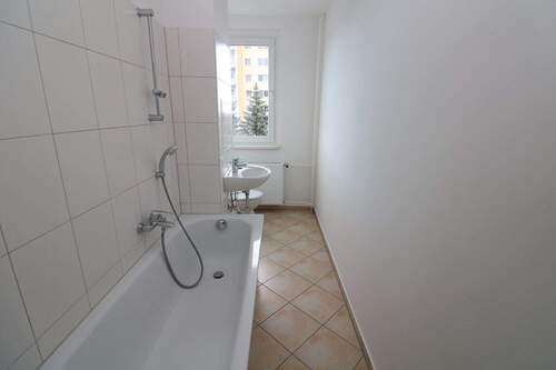 Bad mit Wanne - Einfach Hammer...günstige 3-RW mit hellem Wannenbad u. Balkon!!!