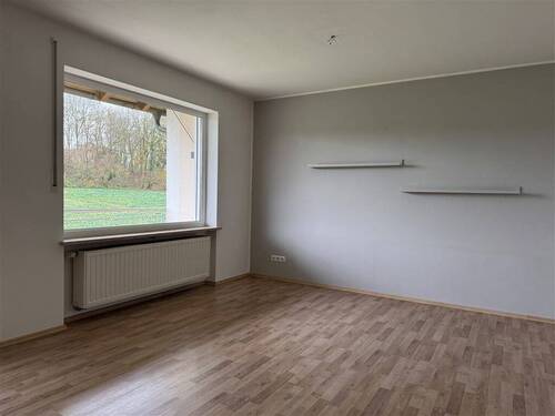 Wohnzimmer mit Zugang Balkon - 