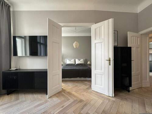 Flügeltüren - Stillvolle 2 Zimmer Altbauperle mit Balkon Designerküche Parkett & Aufzug 59m2