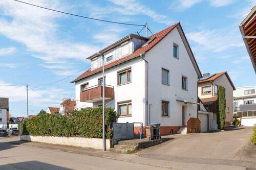 Zugang - ++ 3-Familienhaus in zentraler Lage mit Garten und Garage ++
