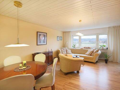 Einladender Wohn- und Essbereich mit Balkonzugang - Gepflegte 3-Zimmer-Wohnung mit unverbauter Aussicht und Tiefgaragenstellplatz