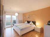 Helles Schlafzimmer mit Balkonzugang - Etagenwohnung mit 75,00 m&sup2; in Gerlingen zum Kaufen