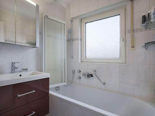 Tageslichtbadezimmer mit Duschwanne - 