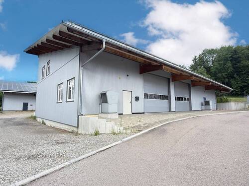 Großzügige Gewerbehalle - 