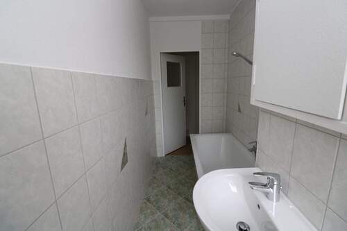 Bad mit Wanne - 3 Zimmer Etagenwohnung zur Miete in Freiberg