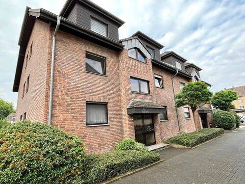 Hausfront - + + + MODERNE, GEPFLEGTE 2-ZI WOHNUNG MIT BALKON UND TIEFGARAGE IN FRIEMERSHEIM+ + +