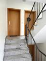 Treppenhaus mit Wohnungseingang - 