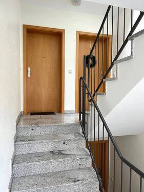Treppenhaus mit Wohnungseingang - 