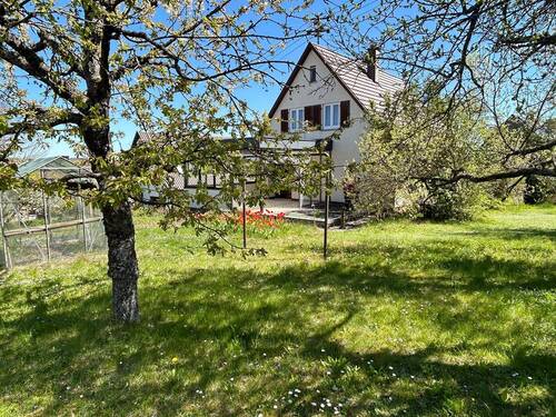 Herrlicher Garten - Gartenparadies in Renningen-Malmsheim: Herrlich gelegenes EFH mit Sonnenterrassen und 2 Garagen