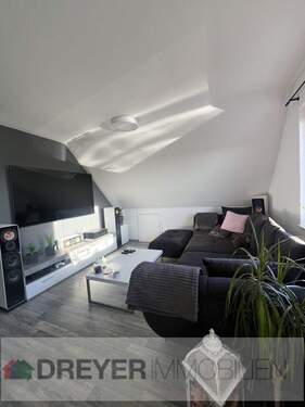 Wohnzimmer - 2,5 Zimmer Wohnung im Dachgeschoss, Carport, Terrasse und Gartenanteil in Langniendorf zu mieten