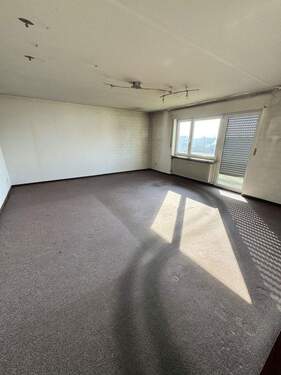 Wohnzimmer - PROVISIONSFREI: Renovierungsbedürftige Wohnung in begehrtester Lage Schweinfurts