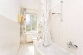 Badezimmer mit Badewanne - Etagenwohnung mit 50,00 m&sup2; in Berlin zum Kaufen