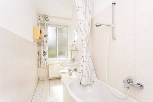 Badezimmer mit Badewanne - Etagenwohnung mit 50,00 m&sup2; in Berlin zum Kaufen