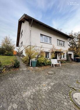 Hof und Vorderansicht - Sanierungsbedürftiges Ein- bis Zweifamilienhaus mit großem Garten