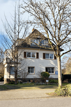 Hausansicht mit 5 Stellplätzen - Großzügiges Altbauhaus mit drei WE 