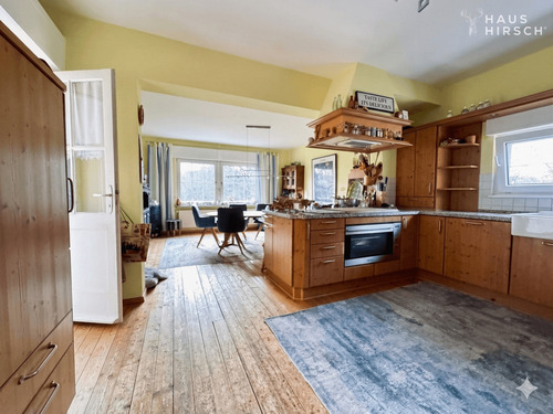 OG Küche mit Zugang auf den Balkon mit Blick ins Esszimmer - 