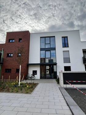 Frontansicht - Neubau-Erstbezug: 4 Zimmer mit 180 m² Privatgarten