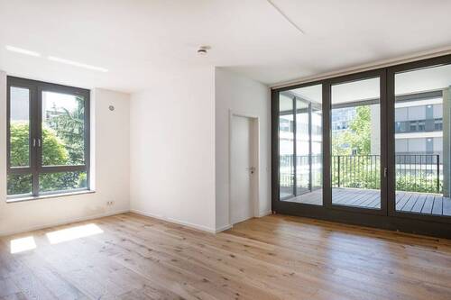 Wohnzimmer mit Blick in weiteres Zimmer und zur Loggia - 4 Zimmer Etagenwohnung zum Kaufen in Berlin