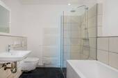 Bad mit Dusche und Wanne - 